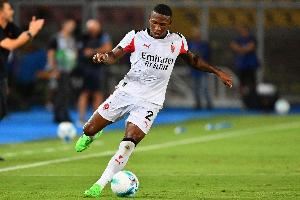 意媒：米兰左后卫埃斯图皮尼安在国家队脚踝受伤，将接受伤势评估