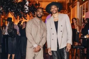 保罗晒与威少合照：生日快乐 兄弟！！后者转发